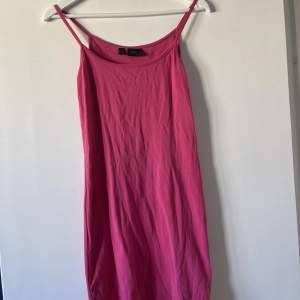 En rosa basic klänning. Strl 36/38
