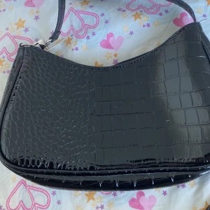 Svart väska  - Väska från shein använt en gång. 27x16