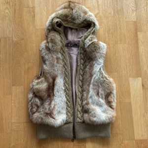 Vårig päls väst ! - Jätte fin päls väst, köppt second hand🙏🏼. Står ingen storlek men skulle gissa på S/M. I toppen bra skick utan fläckar eller defekter! Super mysig och sitter väldugt bra. Bara att fråga på om man har nå funderingar👐🏽
