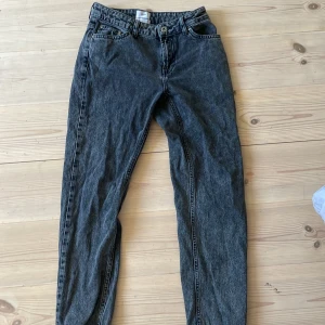 Jeans 150 - Välldigt fina jeans, fint skick, med passform loose 