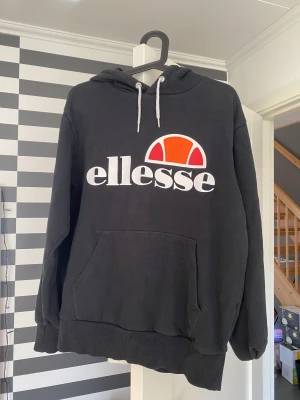 Elesse hoodie - Säljer min elessehoodie då den börjar bli för liten för mig. Det står att den är L men känns mer som M.