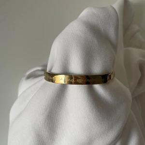 Bangle armband - Säljer denna då jag har en liknande. Aldrig använd 🤍 