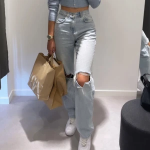 Jeans Gina Tricot - Säljer dessa jeans från Gina Tricot då de är lite för små för mig. Nypris 599kr 🤍