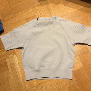 Grå/vit träningströja från Xani  - Väldigt liten i storleken använd fåtal gånger 