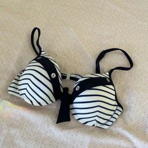 Oanvänd bikinitopp - Säljer denna jättefina bikini toppen då den tyvärr aldrig kommit använding. Storlek 42, C kupa.