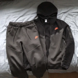 Nike Tech Set Black/Orange - Used a few days, price is negotiable