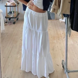 vit långkjol - säljer fler liknande plagg, använd köp nu! vit kjol från brandy melville, första bilden är inspo💋(den är för liten så har inte egna bilder) 