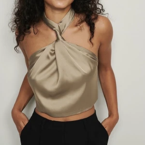 Fest topp - Säljer denna perfekta festtoppen från NA-KD som är nyskick då den endast är testad. Nypris 249kr, mitt pris 150kr + frakt🤎🤍