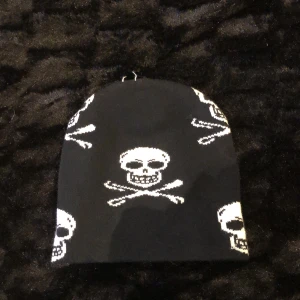 Mössa - Säljer denna as coola mössa eftersom den ej kom till användning. Den är i jättebra skick och kostar endast 70kr