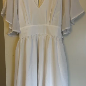 Studentklänning  - Jätte fin studentklänning som tyvärr inte kom till användning Storlek 38 400kr eller bud, köparen står för ev frakt 