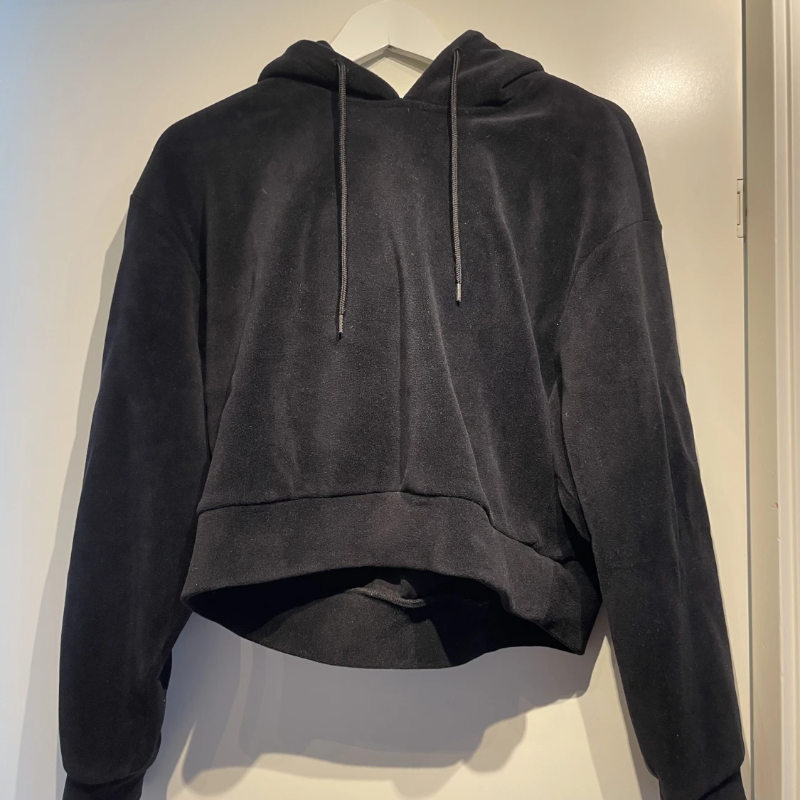 Svart hoodie Weekday