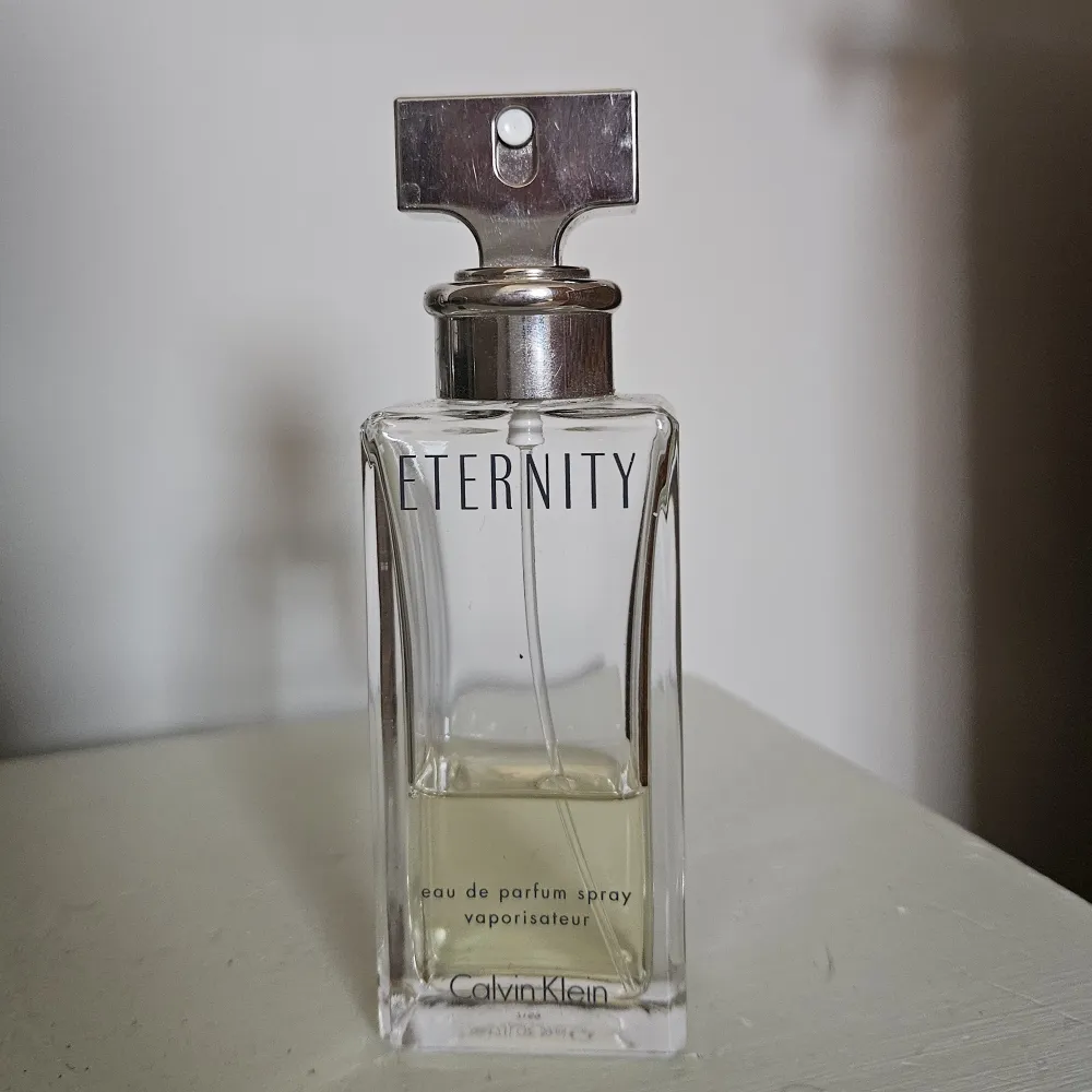 Parfym eternity från calvin klein med lite mindre än hälften kvar! En parfym jag har fått många komplimanger för❤️ säljer då jag inte längre använder denna och tycker denna förtjänar att användas upp! . Övrigt.
