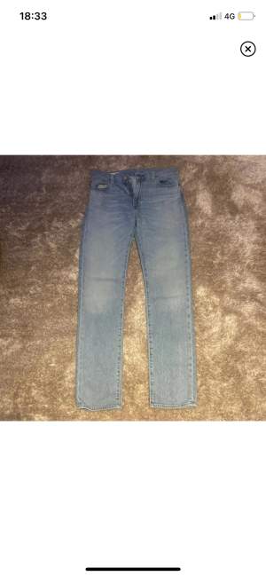 Raka Levis jeans, inga märken eller hål.