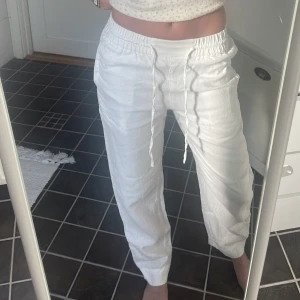 Linnebyxor  - Lågmidjade Linnebyxor från COS, nyskick! Köpta för 1000kr men säljer för 550 (pris kan diskuteras!) Jag är 175cm lång 🩷✨