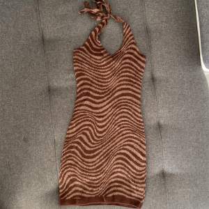 Stickad brun kort klänning från Hm. Helt i nyskick, använd ändats 1 gång. 