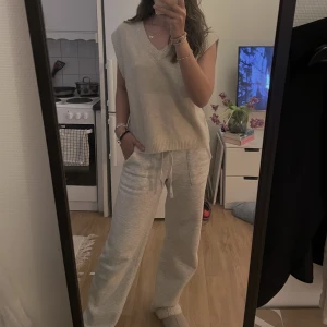 Stickad väst - Storlek xs men oversized i modellen, nästan aldrig använd så i bra skick😊