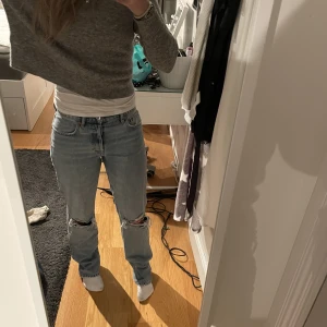 Straight jeans - Så snygga straight midwaist/ lowwaist jeans från Zara i bra skick. Supersnygga till sommaren så de är raka med hål. Frakt ingår i priset!