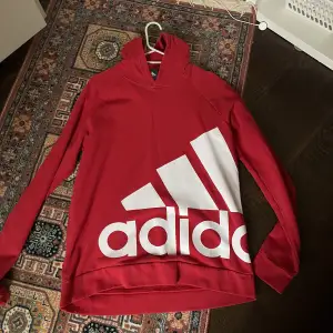 Röd adidas hoodie, sparsamt använd och är i mycket bra skick. 