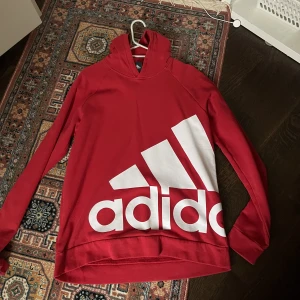 Adidas hoodie - Röd adidas hoodie, sparsamt använd och är i mycket bra skick. 