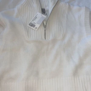 H&M divided - En super snygg tröja från h&m som är helt oanvänd! Nypriss 199kr <3  Storlek S men känns lite större 