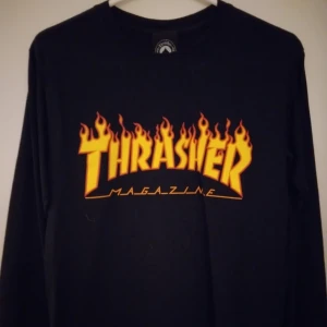 Svart långärmad Thrasher tröja, Flames, Strlk Small. Felfri. - Svart långärmad Thrasher tröja, Flames, Strlk: Small. Felfri. (Är inte en sweatshirt, utan mer som en långärmad T-shirt.)