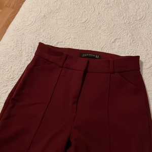 bootcut kostymbyxor - kostymliknande byxor i vinrött, bootcut modell 🤍 knappt använda