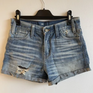 Levi’s shorts  - Snygga Levis shorts i bra skick som blir perfekta till sommaren! Om du har någon fråga är det bara att skriva till mig 💕
