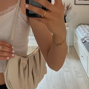 Vit väska  - Vit liten väska i fint skick 🤍