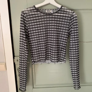 Mesh tröja - Stretchig meshtröja från weekday, knappt använd och i bra skick💕