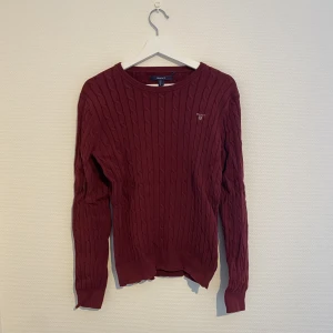 Kabelstickad - Superfin vinröd färg! Älskar denna tröjan men kommer inte till användning tyvärr🌸