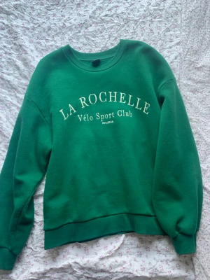 Sweatshirt  - Söt sweatshirt från Gina Tricot 💕 Storlek Medium men passar Small oxå Köparen står för frakten 