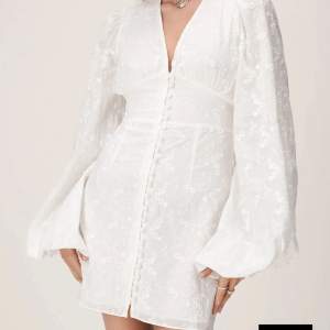 Säljer den nya Adoore klänningen i storlek 38!  Slutsåld online 