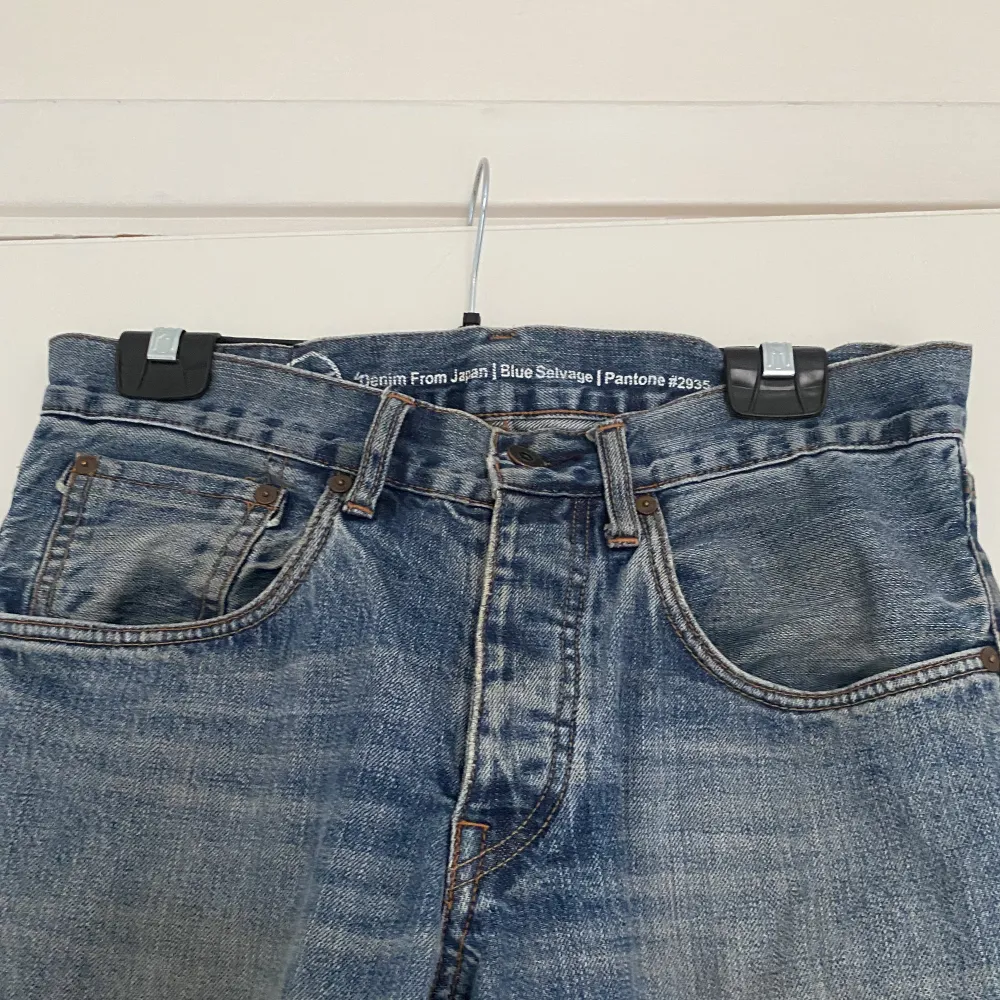 Säljer dessa lågmidjade raka jeans som är i jättebra skick. Jeansen är från j.Lindberg och är i storlek 29 men är ganska små i storleken. . Jeans & Byxor.