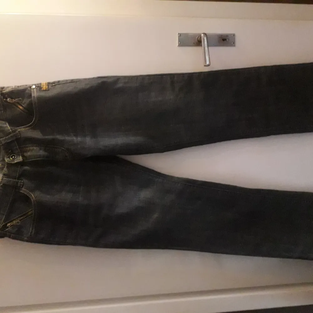 Grå svarta jeans w33 l34. Jeans & Byxor.