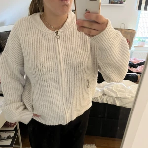 Stickad tröja Nakd - Söt stickad tröja från nakd som tyvärr inte kommer till användning längre. Materialet är främst akryl och den är därför lite nopprig i kvaliten. Färgen syns bäst på andra bilden. Går att ha både som den är eller med ett linne under. ❤️‍🔥
