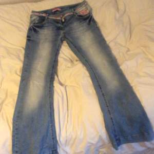 Säljer ett par low waist jeans. Väldigt bra skick inte några fläckar, hål eller något sånt jätte snygg men säljer för att dem är förstora för mig. Skriv om ni vill ha bild på baksidan💕