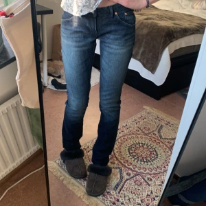 Lågmidjade jeans - Jätte snygga lågmidjade jeans från wezc som är bara använda en gång. Säljer då då är för stora på mig. Står storlek 28/34 men skulle säga liten 28. Nypris 899kr Säljer för 300kr + frakten💋 skriv för mer info, bilder eller frågor❤️