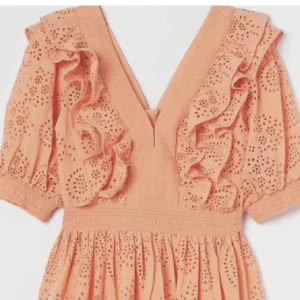 Klänning H&M - Köpte dänne klänning här på plick då den var något för stor för mig. Har vanligtvis XS och denna var i S. Superfin, inga defekter, perfekt till sommaren!