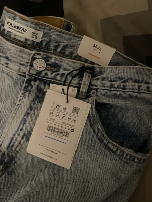 Blåa jeans  - Säljer dessa ljusblå jeansen för att dom inte alls sitter bra på mig, dom är oanvända bara testat nån gång, lappen sitter kvar. Från asos och stolek 46. säljer dessa för 120kr men går alltid att diskutera priset! 
