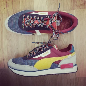 Puma sneakers - Jag älskar dem. Inte en vanlig Puma. Den unika färg och material combo hittar du inte. Många frågar alltid vart jag köpt dem 🙈 Men förutom snygga så är de också bekväma retro sneakers.  Helt nya. Små damflåckar då jag använt 2 gånger.