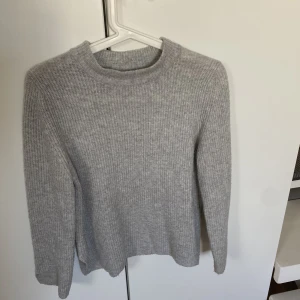 Stickad tröja - Säljer min jätte fina stickade tröja från zara💗 Den är i barnstorlek 152 men har passar mig som vanligtvis har xs, den är andvänd några gånger men den känns som ny💕 Köparen står för frakt