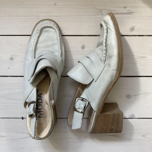 Vintage sandal med klack  - Fina något använda sandaler i retro anda. Endast använda få gånger av mig och behöver ny kärlek. 