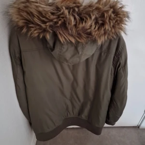 Vinter jacka - Vinterjacka med huva den går inte att ta bort.  Det är mörkgrön mycke varm och stor för att vara storlek M