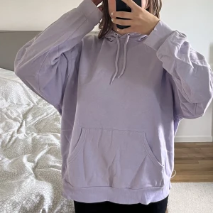 Lila hoodie - Overzised lila hoodie från monki💕Inget tecken på användning!