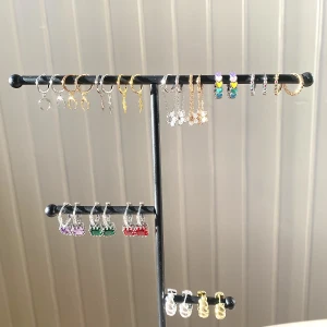 Örhängen  - Hos tinsel.se hittar du massor av fina örhängen! Allt är nickelfritt, priser mellan 69-79 🥰 Handla här eller på hemsidan, frakt med frimärke 15kr