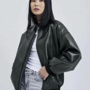 Bikbok skinnjacka - Populär jacka från bikbok som är helt slutsåld. Lappen och allt är kvar och är endast testad. 