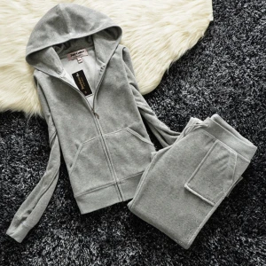 Juciy couture sätt  - andvänd runt 1-2 gånger . Nyttskick , bandet till byxorna är borta . För flera bilder , kom dm. Ord pris 409 kr , nytt pris 200kr hela sättet .