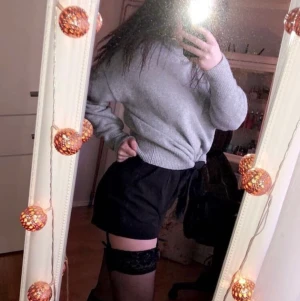 Högmidjade kostym shorts - Svarta shorts från BikBok storlek S. Dom är knappt använda och är i bra skick.  