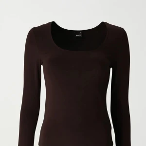 Gina tricot slits topp - Topp med sluta från Gina tricot som e använd 1 gång i färgen Mörkbrun💞