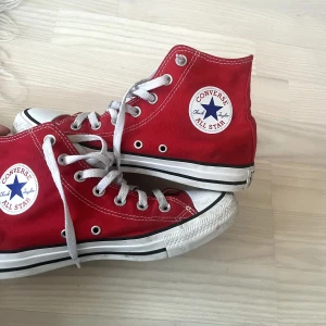 Röda Converse - Röda high Converse storlek 38 i fint skick! Finns några tecken på användning, lite smutsiga på några ställen men inget som märks mycket alls, knappt använda!